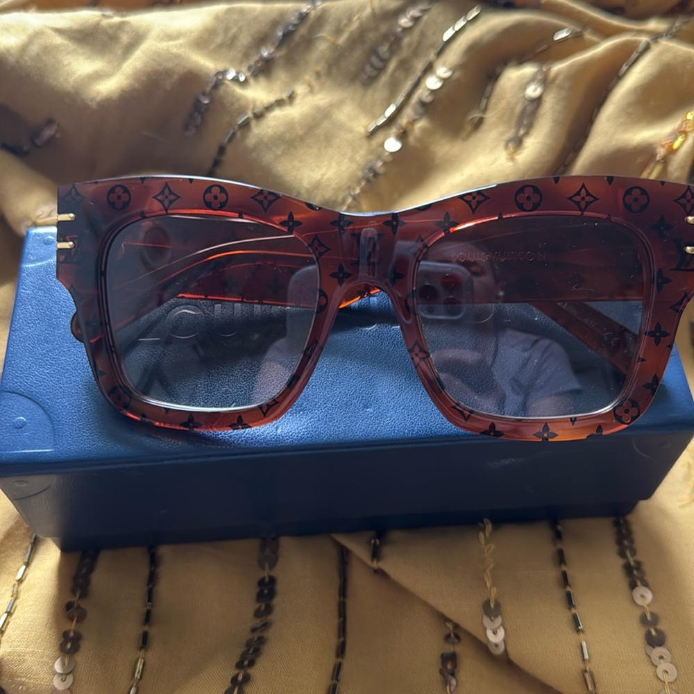 Louis Vuitton sunglasses! Like New!!